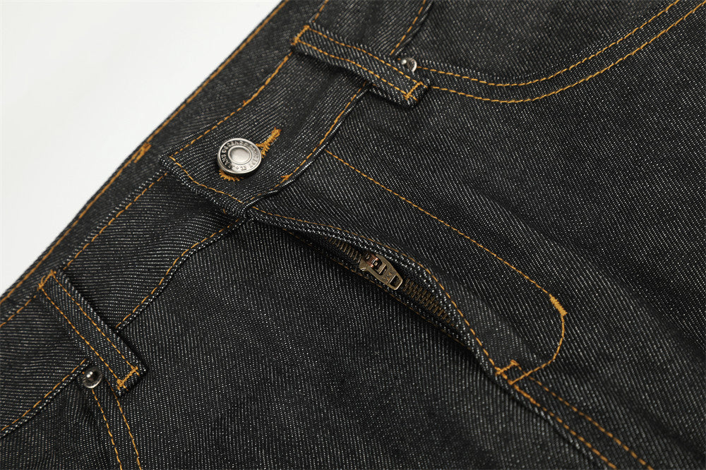 Jean homme à jambes larges – Denim noir, poches arrière cloutées et revers Union Jack