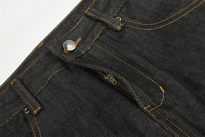 Jean homme à jambes larges – Denim noir, poches arrière cloutées et revers Union Jack