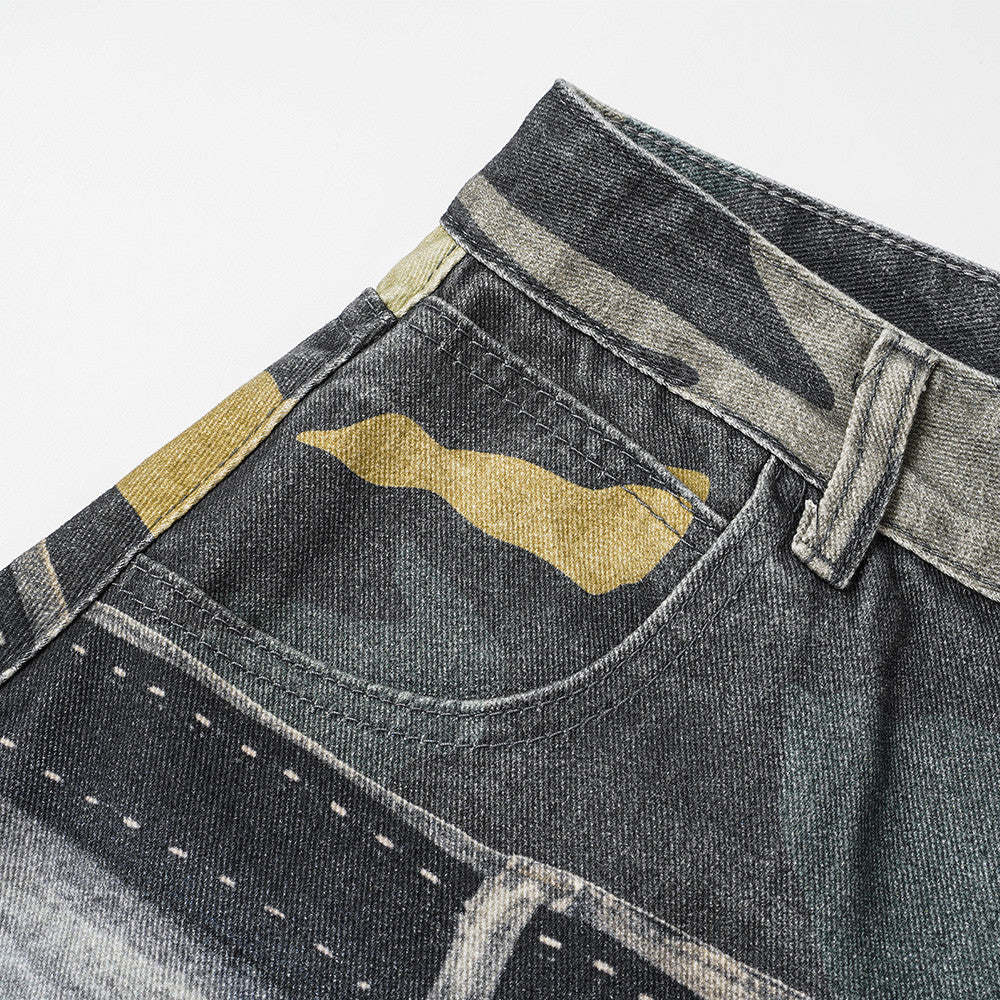 Jean large homme déchiré avec empiècement camouflage, clous et ceinture