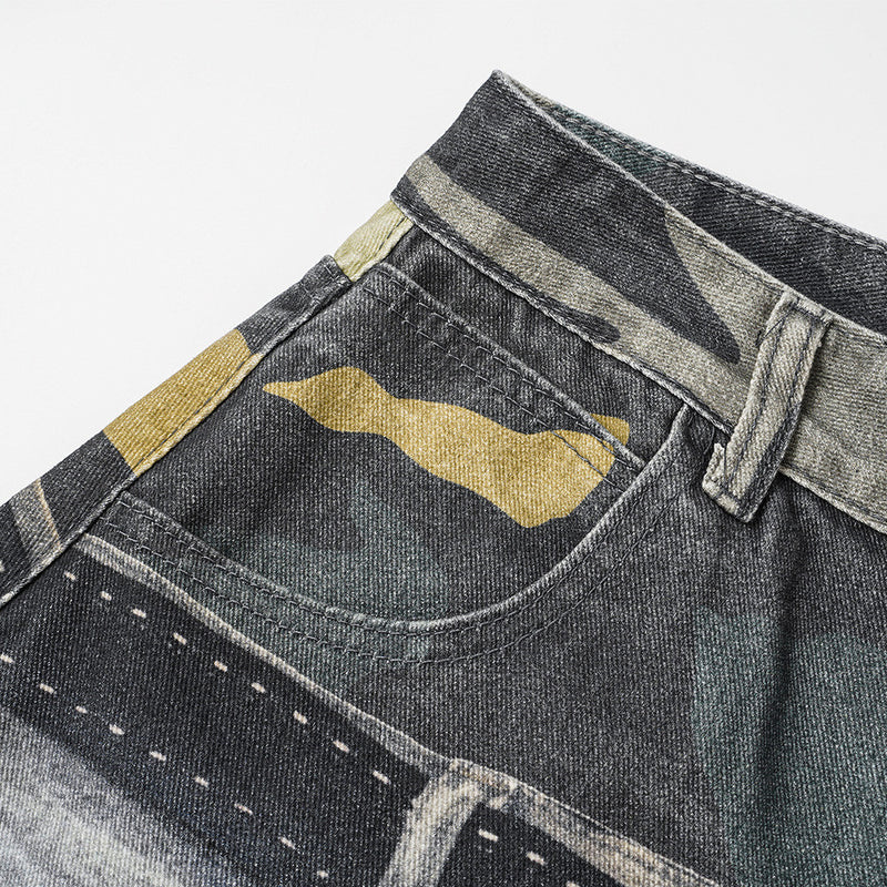 Jean large homme déchiré avec empiècement camouflage, clous et ceinture