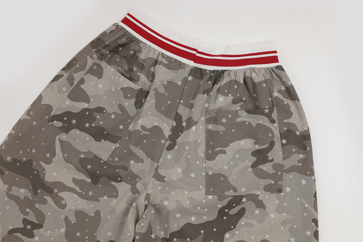 Wide-Leg-Cargohose im Camouflage-Look mit Sternprint und rot gestreiftem Taillenbund