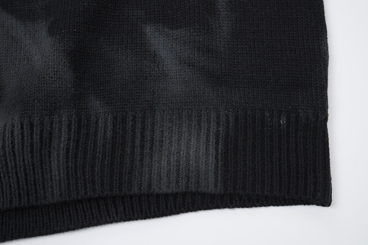 Pull col roulé en maille tie-dye gothique – Croix épineuse, boutons diagonaux