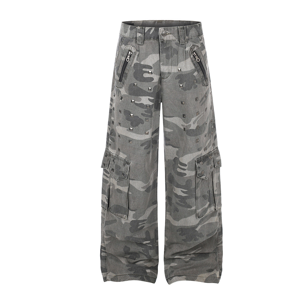 Pantalon cargo baggy gris camouflage à jambes larges, orné de rivets pyramidaux et doté de plusieurs poches, vues de face et de dos
