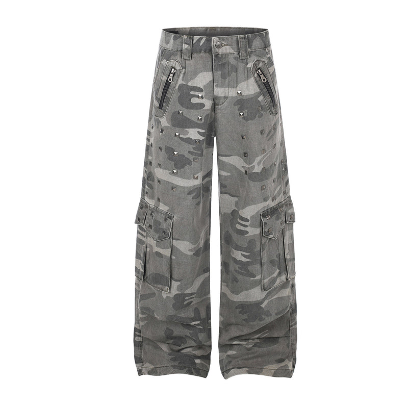 Pantalon cargo baggy gris camouflage à jambes larges, orné de rivets pyramidaux et doté de plusieurs poches, vues de face et de dos