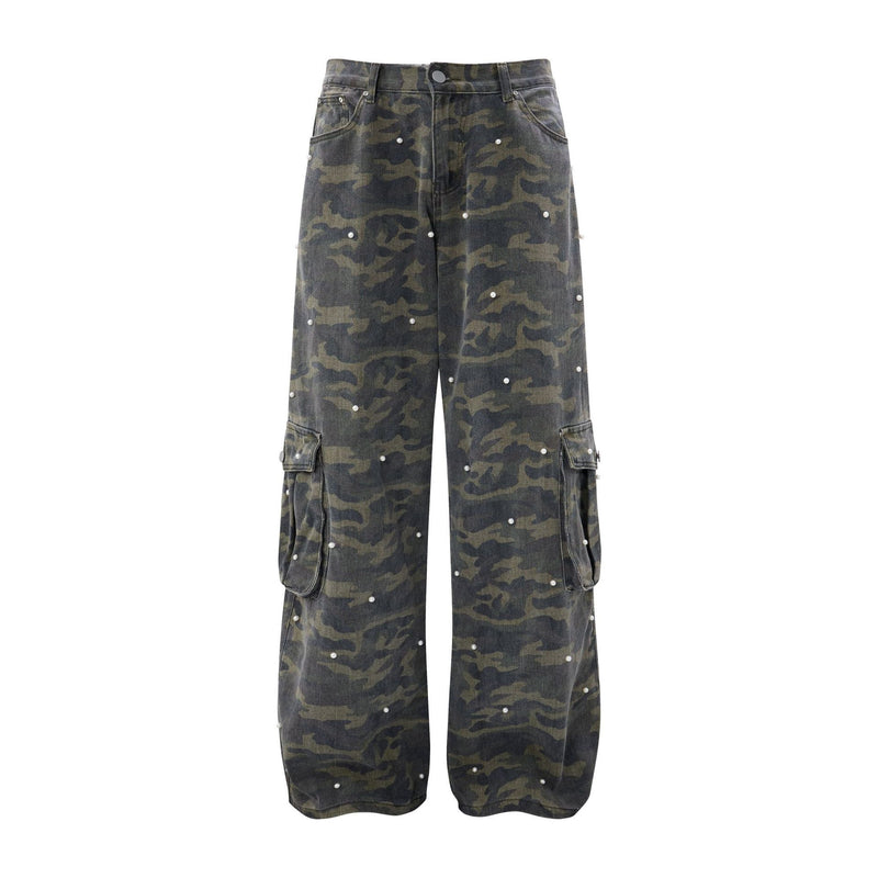 Pantalon cargo en denim camouflage à jambes larges, ornements en perles et poches cargo à rabat, vues avant et arrière