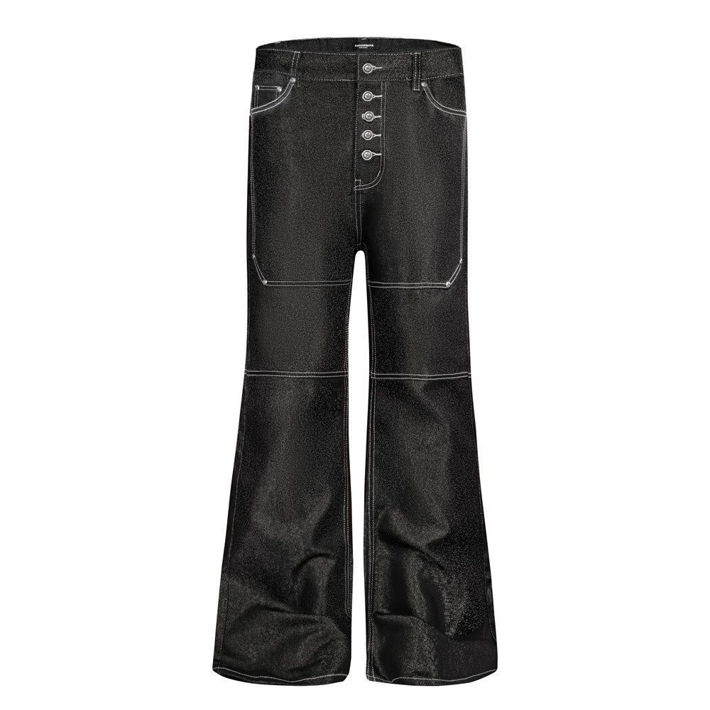 Jean homme noir baggy bootcut à jambes évasées, braguette à boutons argentés apparents, surpiqûres blanches contrastantes et large ouverture de jambe