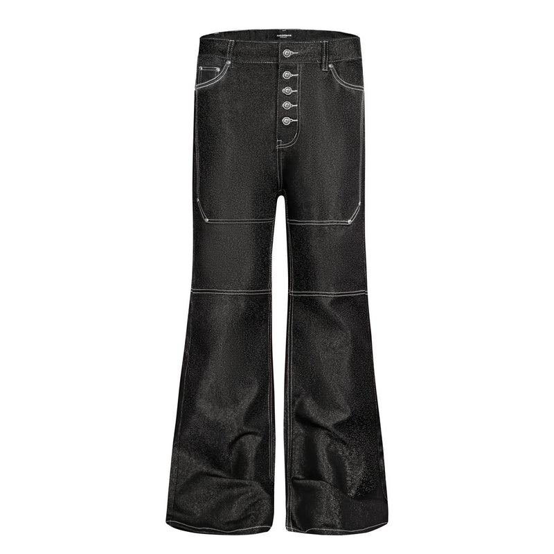 Jean homme noir baggy bootcut à jambes évasées, braguette à boutons argentés apparents, surpiqûres blanches contrastantes et large ouverture de jambe