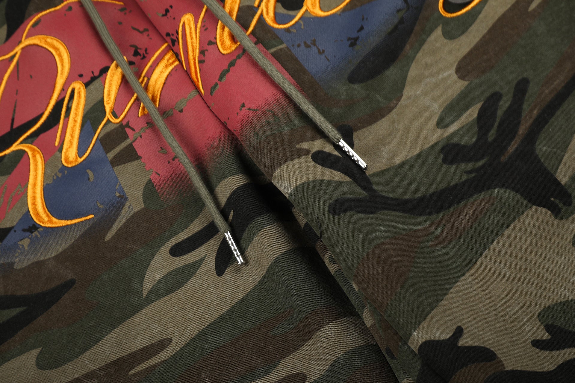 Camo-Wide-Leg-Jogginghose mit Union-Jack-Grafikprint