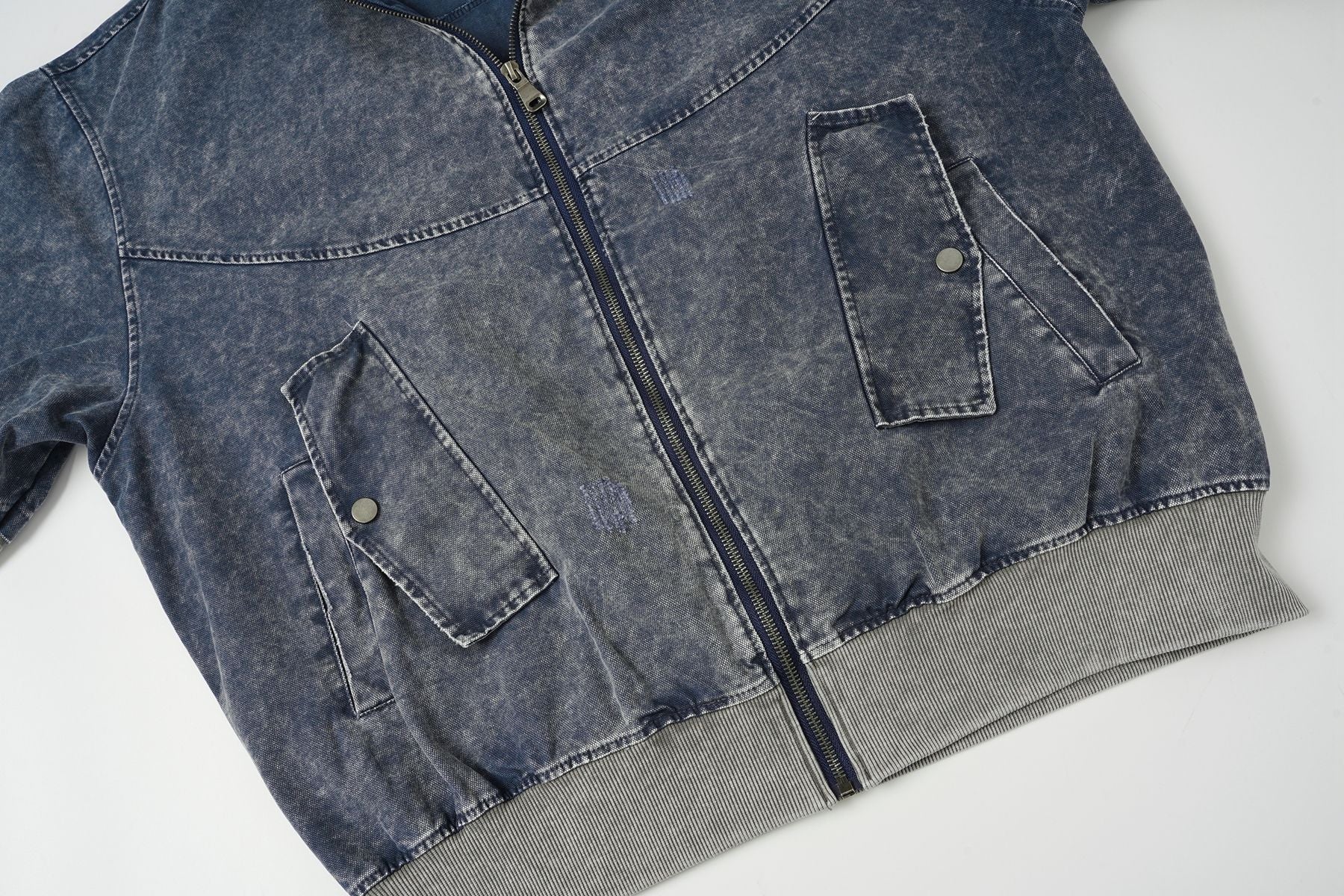 Chaqueta bomber con capucha y lavado ácido en dos tonos – Efecto falso conjunto oversize