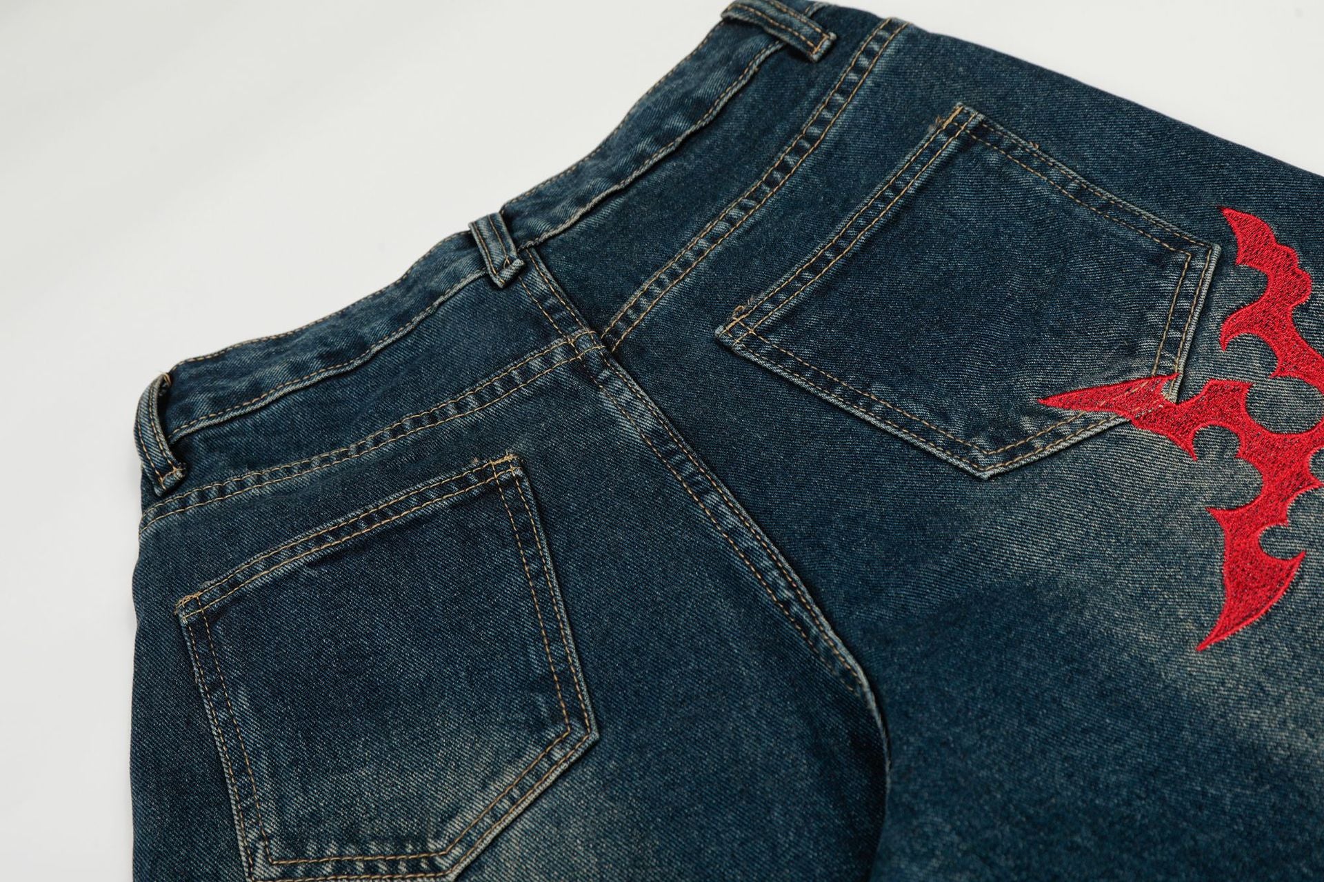 Jean délavé foncé baggy à jambes larges avec broderie gothique rouge