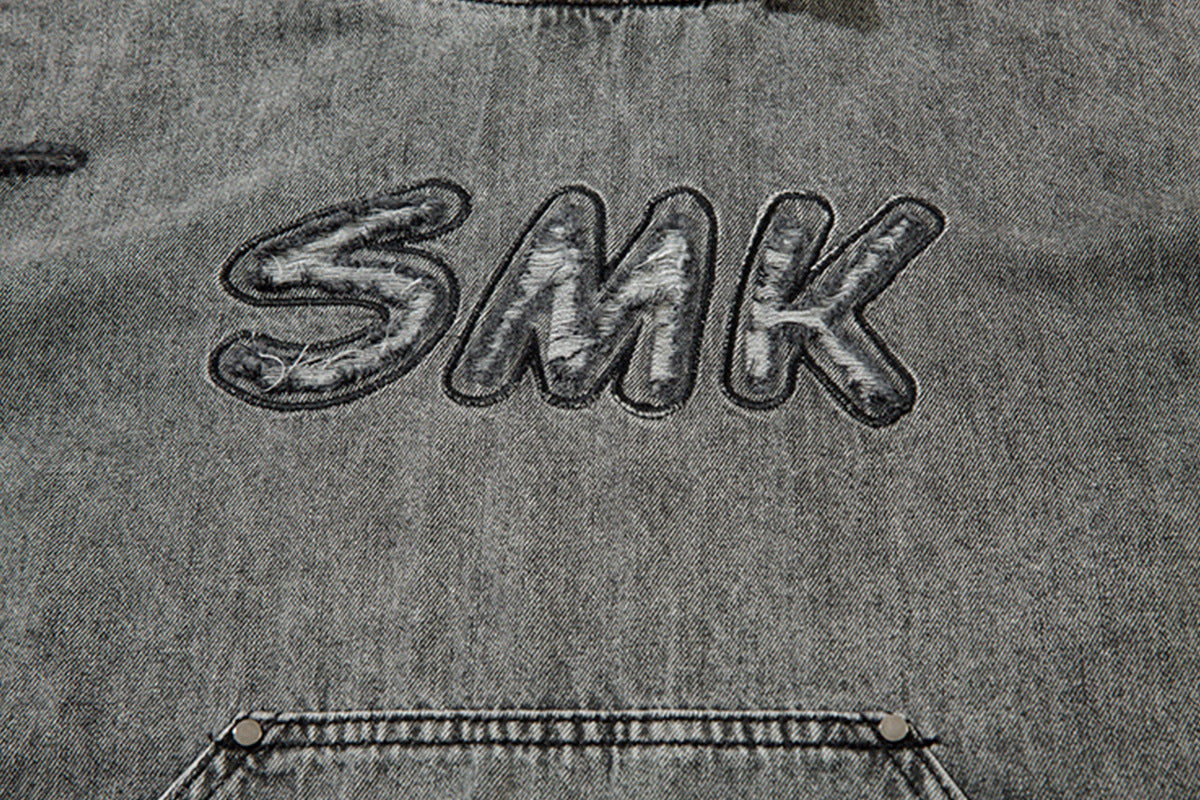 Sweat à capuche en denim délavé et déchiré – Broderie SMK, ourlet brut et détails usés