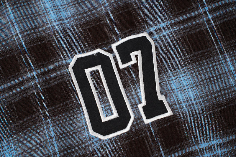 Kariertes Flanell-Overshirt mit Varsity-Emblem & Nummern-Grafik