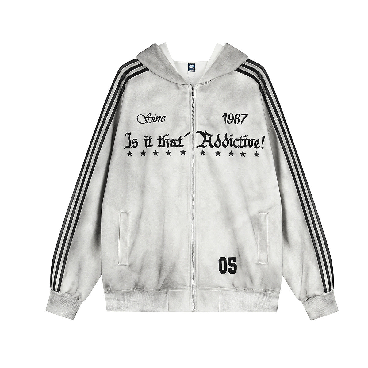 Sweat à capuche zippé oversize gris avec effet tie-dye, manches à trois rayures noires et imprimé graphique gothique sur la poitrine, vues de face et de dos