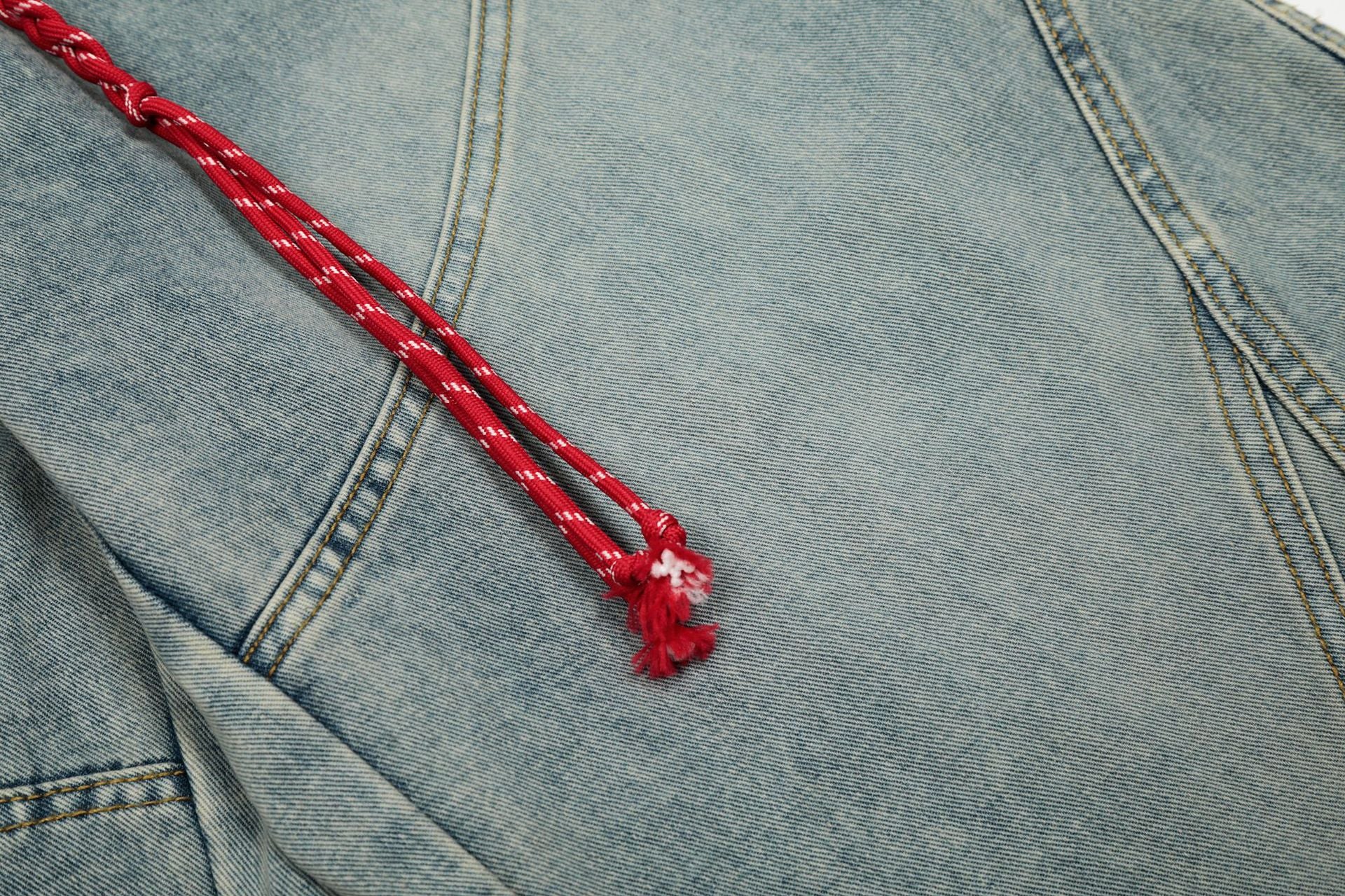Vaqueros barrel de pierna ancha – Denim lavado con patchwork deconstruido y cinturón trenzado
