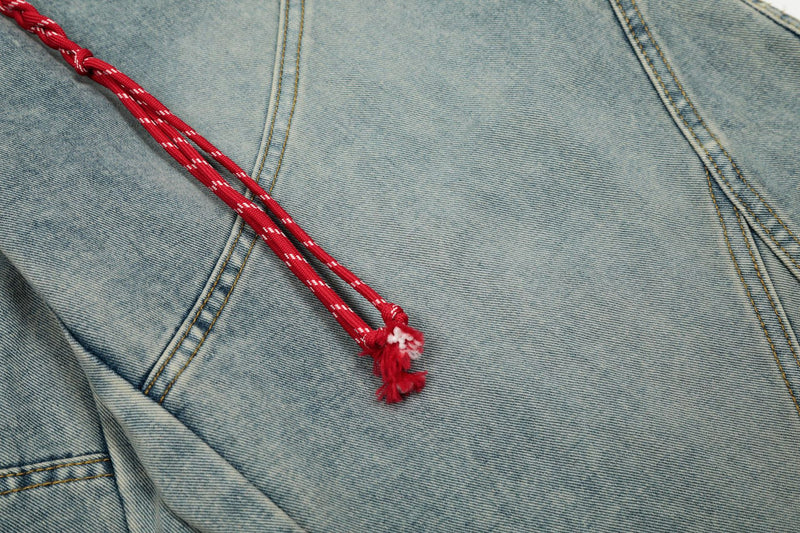 Vaqueros barrel de pierna ancha – Denim lavado con patchwork deconstruido y cinturón trenzado