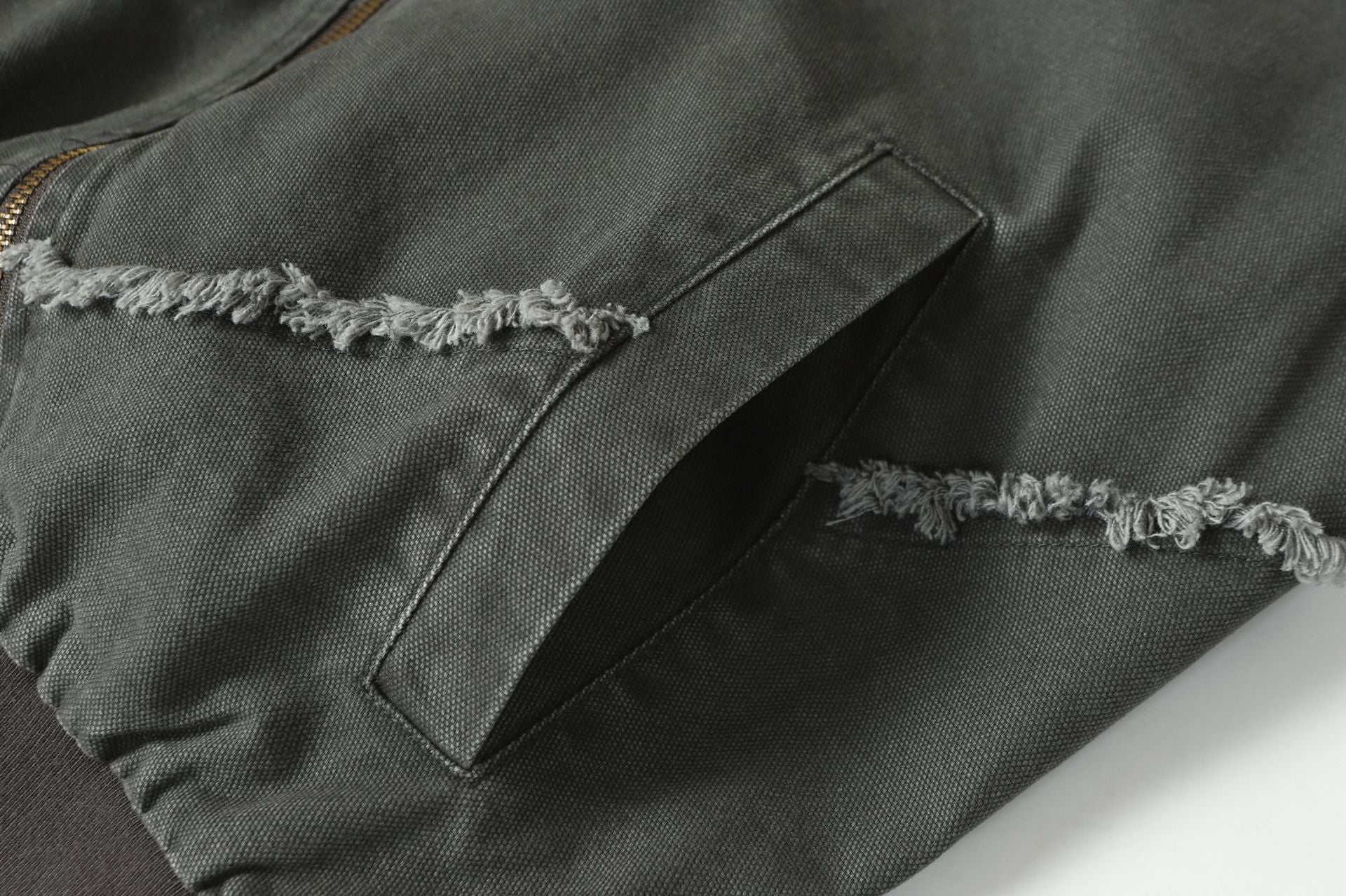 Chaqueta bomber deconstruida con costuras deshilachadas – Estilo universitario de algodón lavado