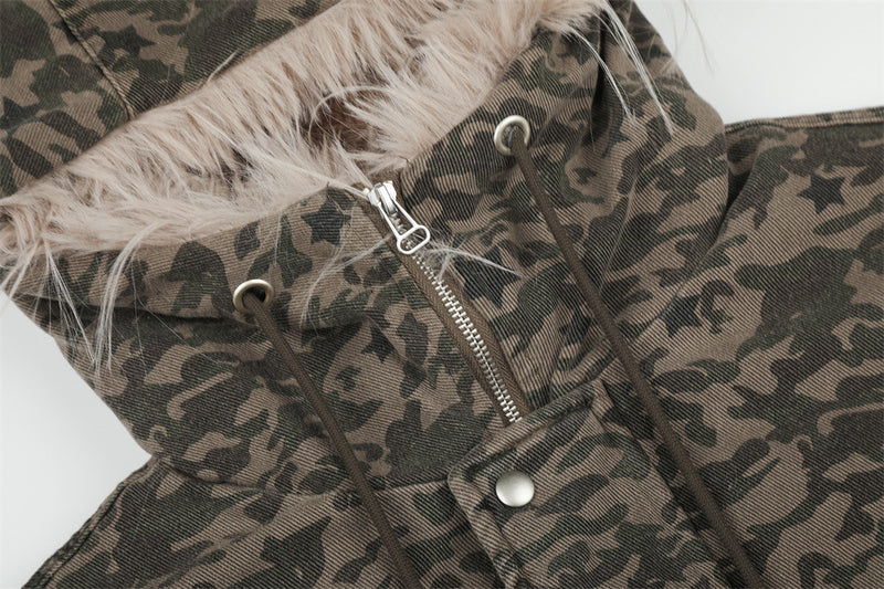 Bomber extragrande de camuflaje con estrellas, capucha de pelo sintético y acolchado – Streetwear