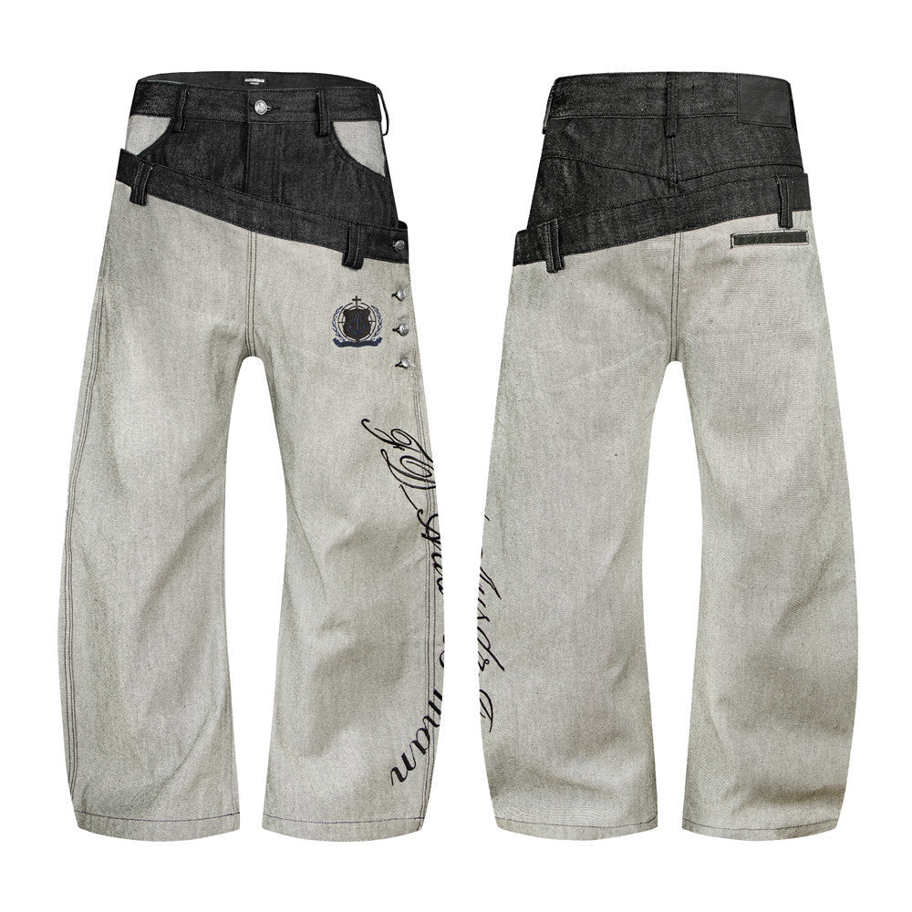 Herrenjeans mit weitem Bein, zweifarbigem Doppelbund, oberem Bereich aus dunklem Raw Denim, hellgrauem gewaschenem Unterteil und silbernen Nieten