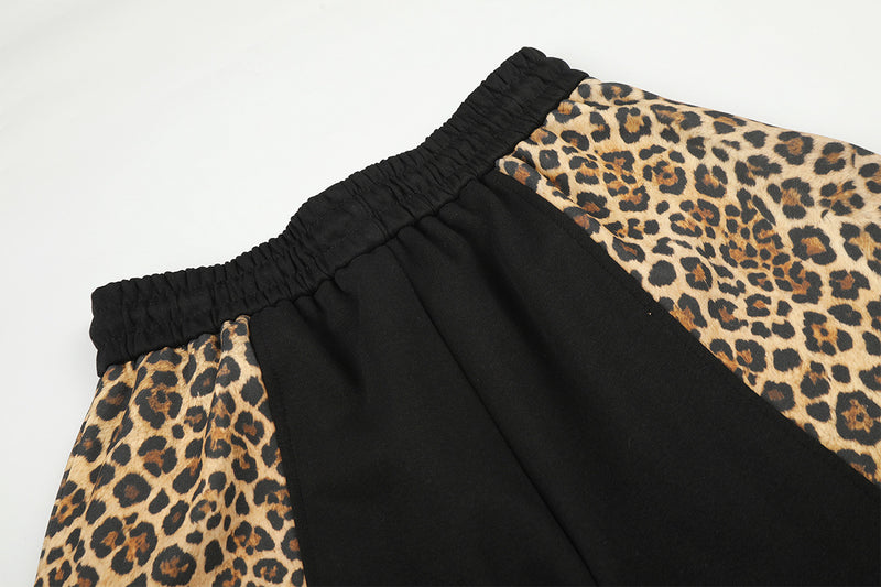 Pantalon de survêtement à jambes larges avec empiècements color-block léopard et bas zippés