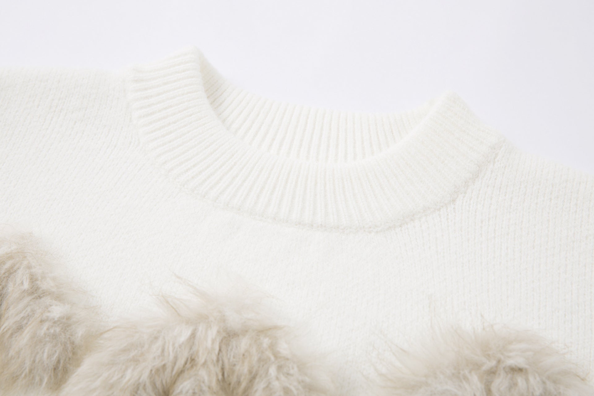 Pull gris à col rond – Maille oversize avec motif en fausse fourrure