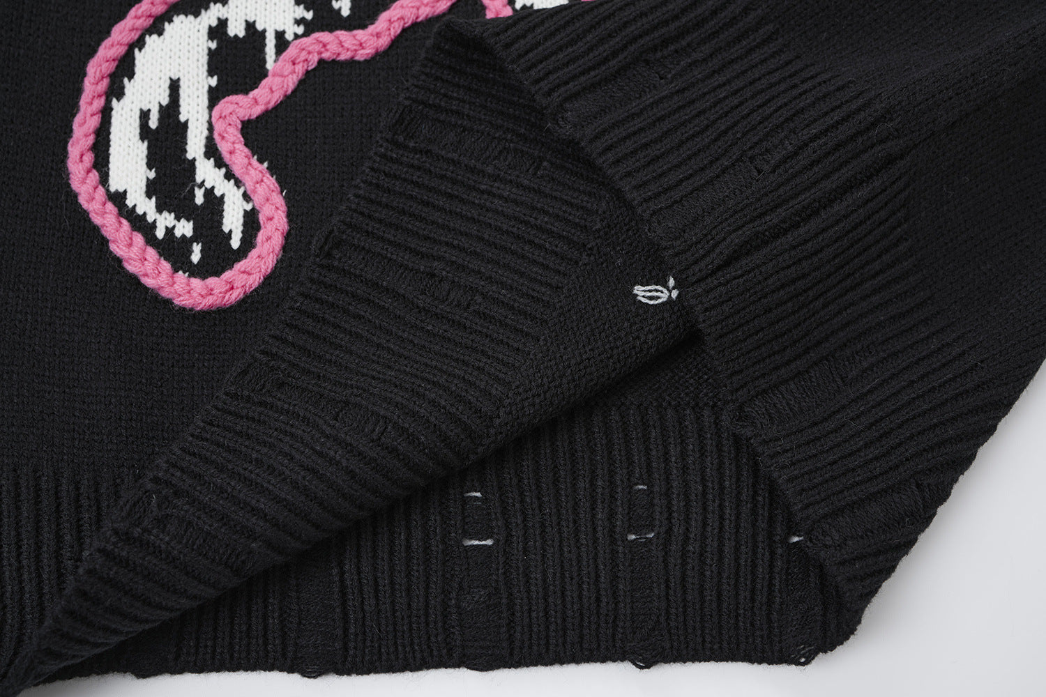 Pull en maille jacquard papillon – Col rond oversize avec broderie rose façon corde