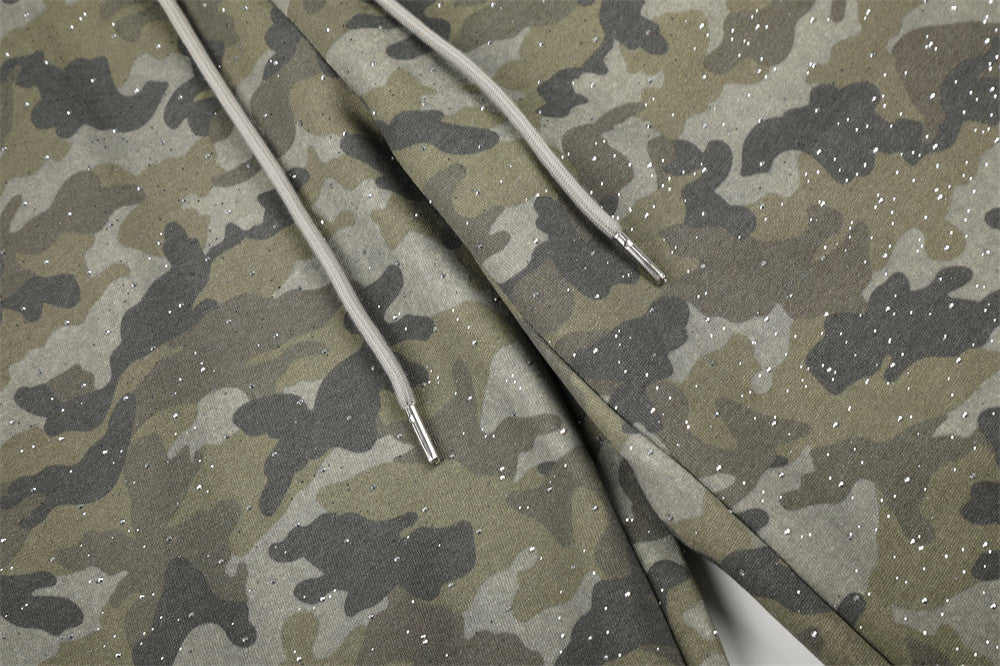 Herren-Jogginghose mit weitem Bein im Camouflage-Look und Strass-Details