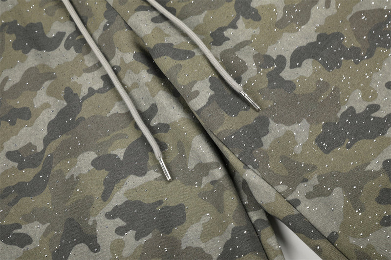 Herren-Jogginghose mit weitem Bein im Camouflage-Look und Strass-Details