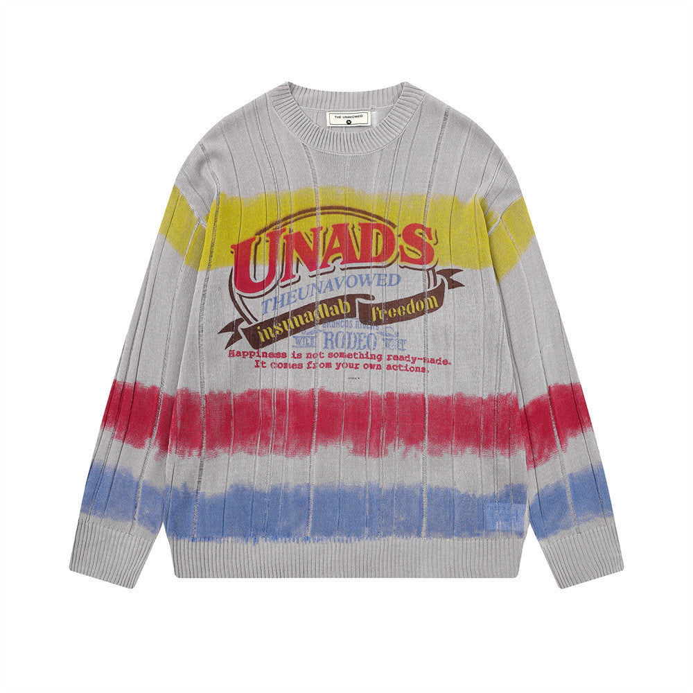 Pull homme en maille côtelée à col rond, rayures horizontales tie-dye jaunes, rouges et bleues, imprimé graphique UNADS sur la poitrine