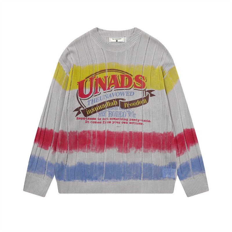 Pull homme en maille côtelée à col rond, rayures horizontales tie-dye jaunes, rouges et bleues, imprimé graphique UNADS sur la poitrine