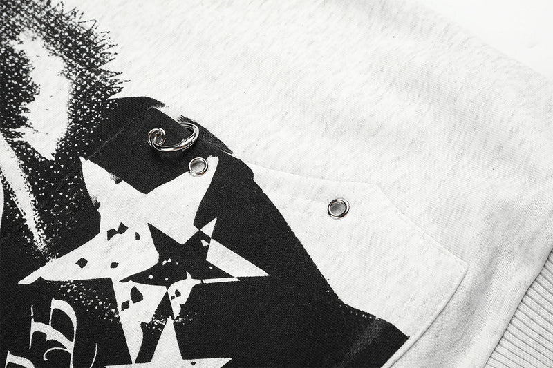 Sudadera gris corta con cremallera, gráfico anime y detalle de anillas metálicas