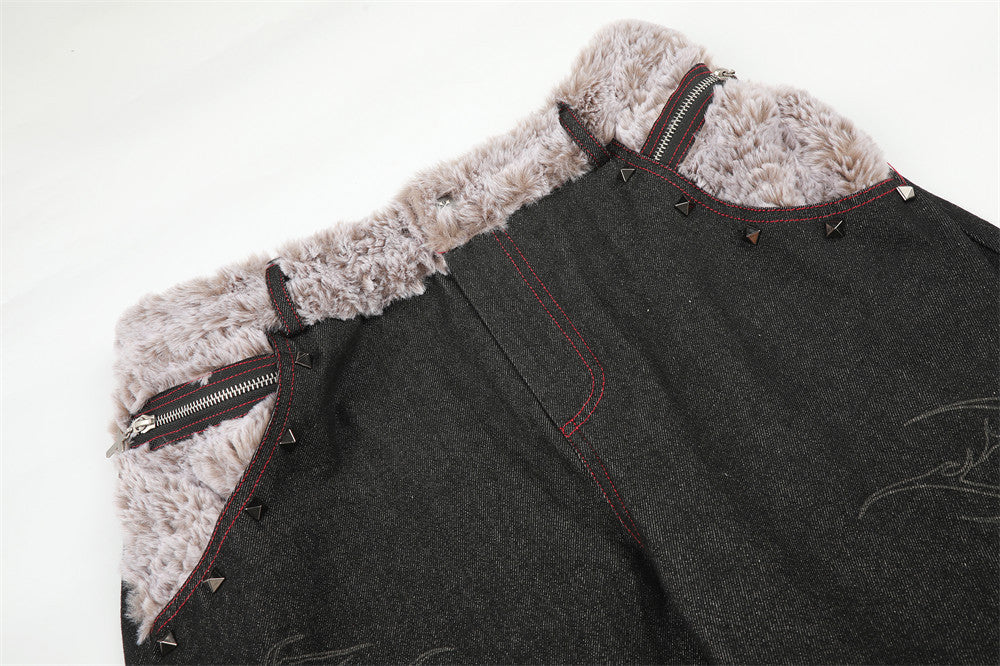 Schwarze Wide-Leg-Jeans mit Kunstfell-Kontrastbund und Nieten-Details