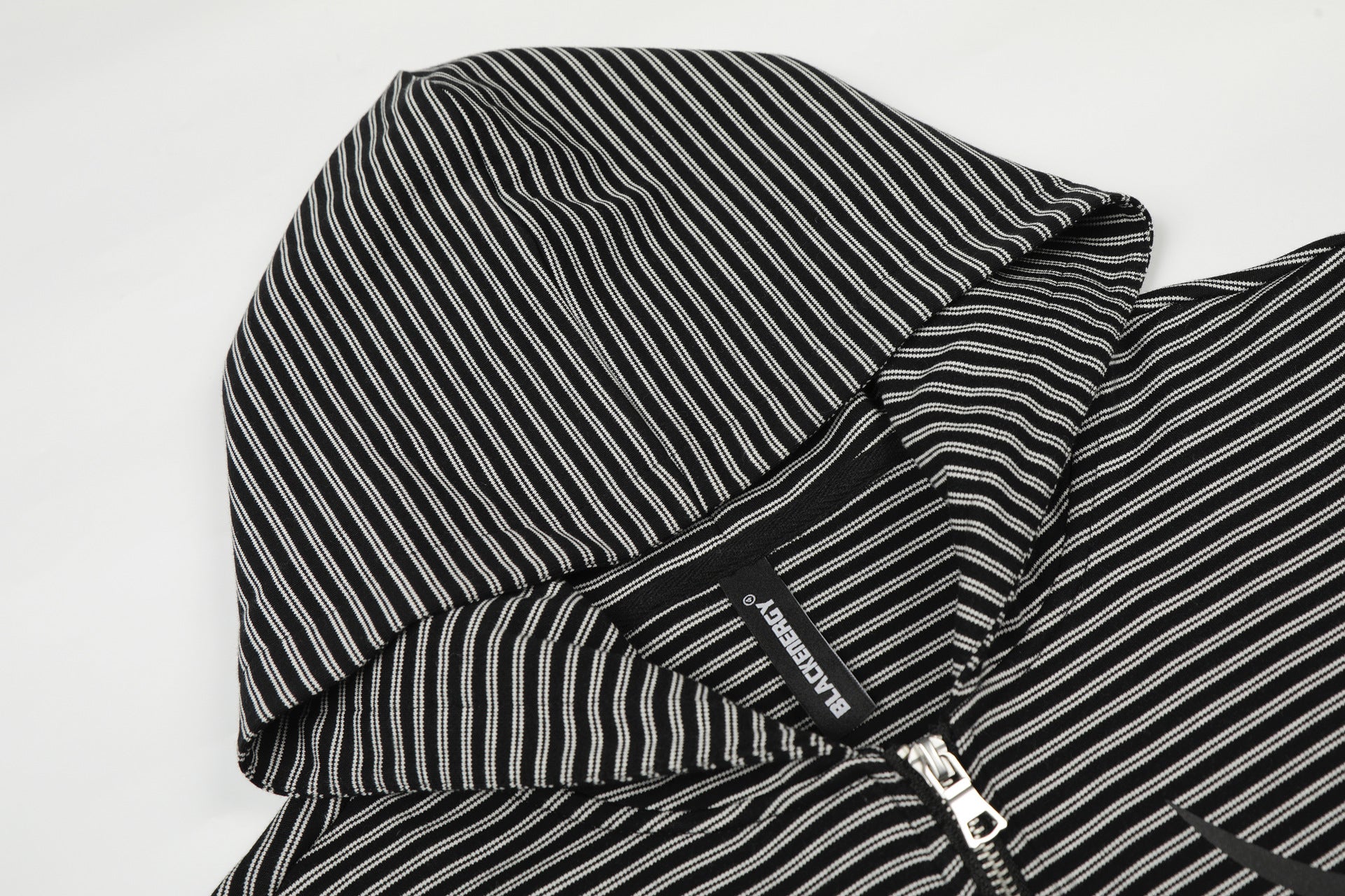 Sweat zippé à capuche rayé avec croix gothique et motif toile d'araignée