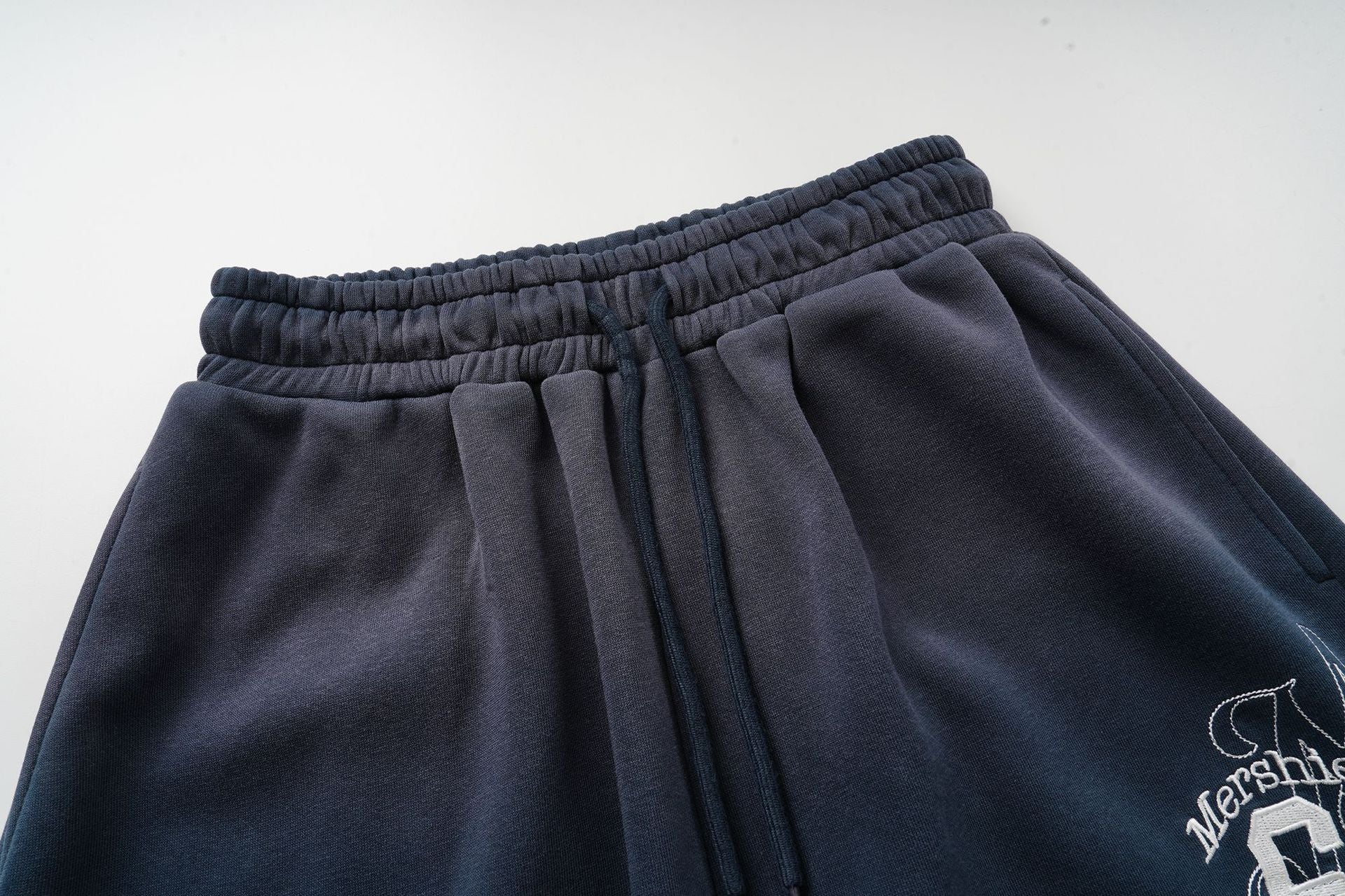 Sweatpants mit weitem Bein, Retro-Grafikpatch und geradem Schnitt