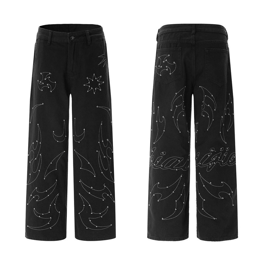 Schwarze Herren-Hose mit weitem, geradem Bein und kontrastierender Stickerei mit silbernen Nieten, Flammen und Sternen, Vorder- und Rückansicht