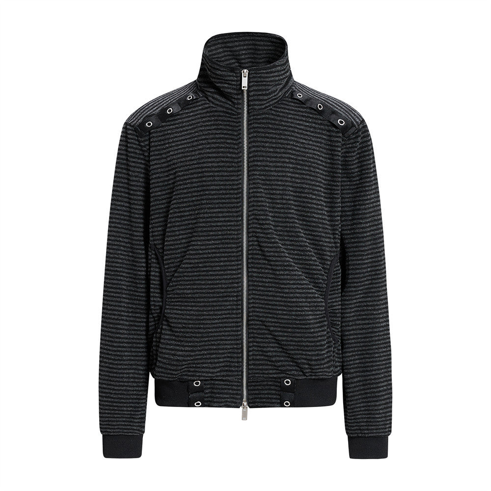 Chaqueta de cuello alzado con cremallera para hombre, a rayas negras y gris carbón, con herrajes de ojales plateados en los hombros y bajo acanalado