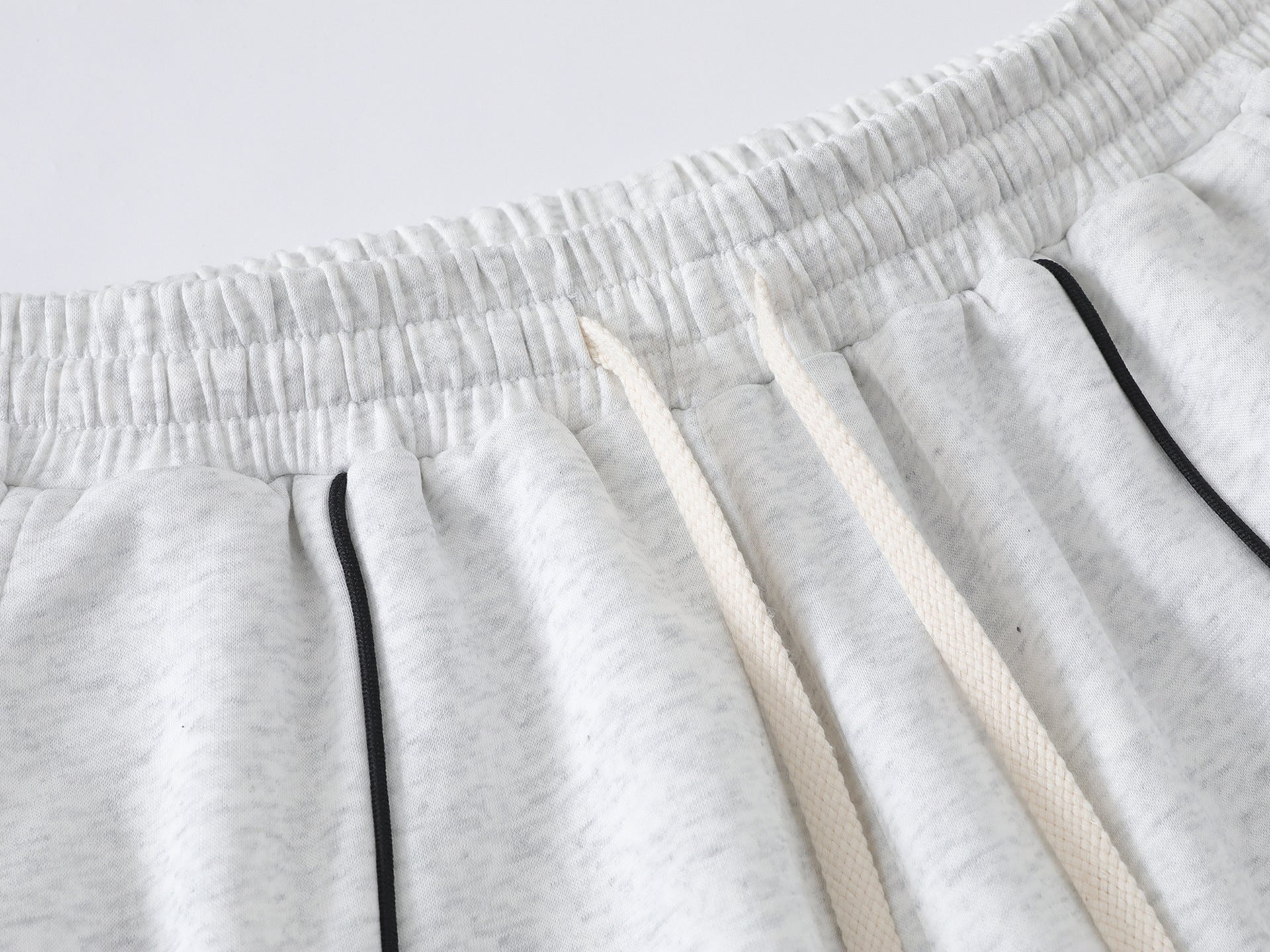 Pantalon de survêtement à jambes larges avec passepoil contrastant et écusson brodé