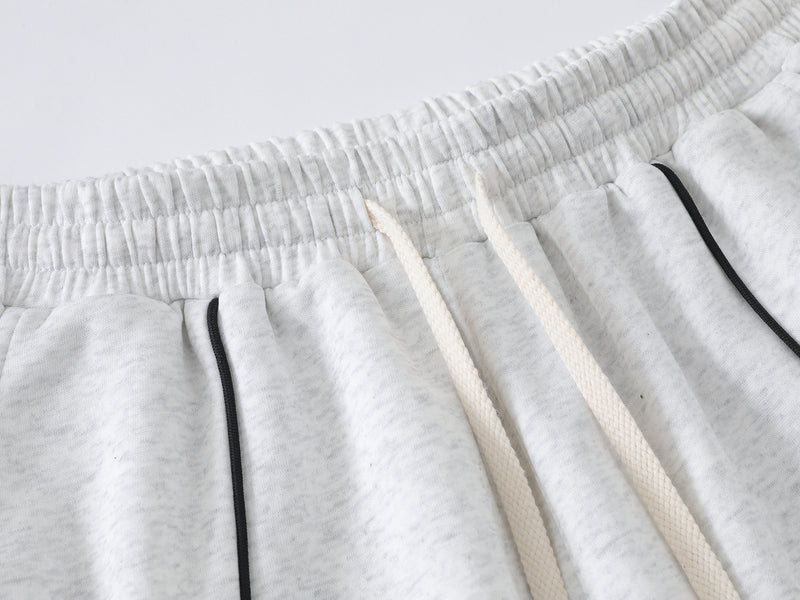 Pantalon de survêtement à jambes larges avec passepoil contrastant et écusson brodé