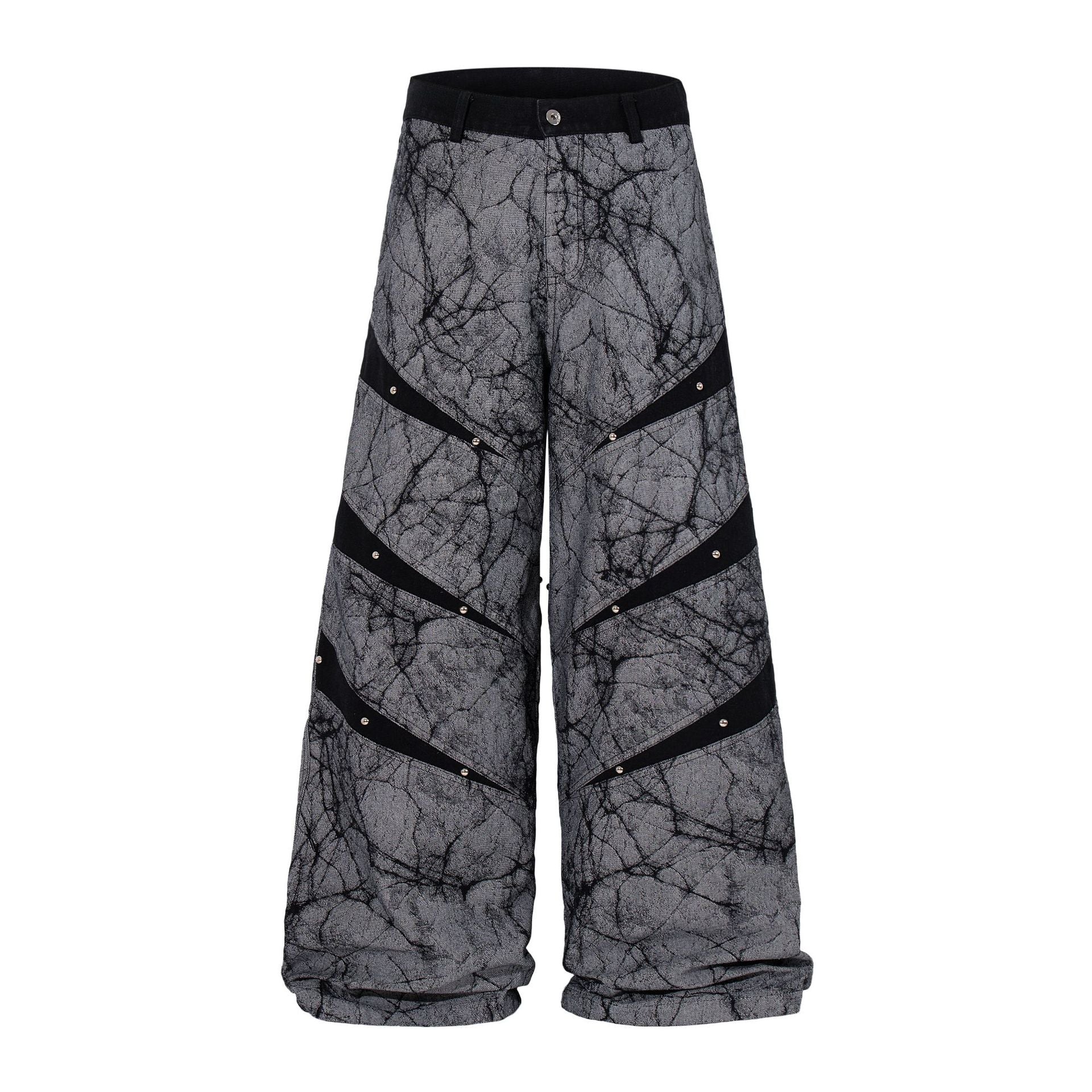 Jean baggy gris à jambes larges avec imprimé effet craquelé et empiècements diagonaux noirs ornés de rivets, vues de face et de dos