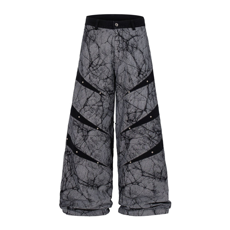 Jean baggy gris à jambes larges avec imprimé effet craquelé et empiècements diagonaux noirs ornés de rivets, vues de face et de dos