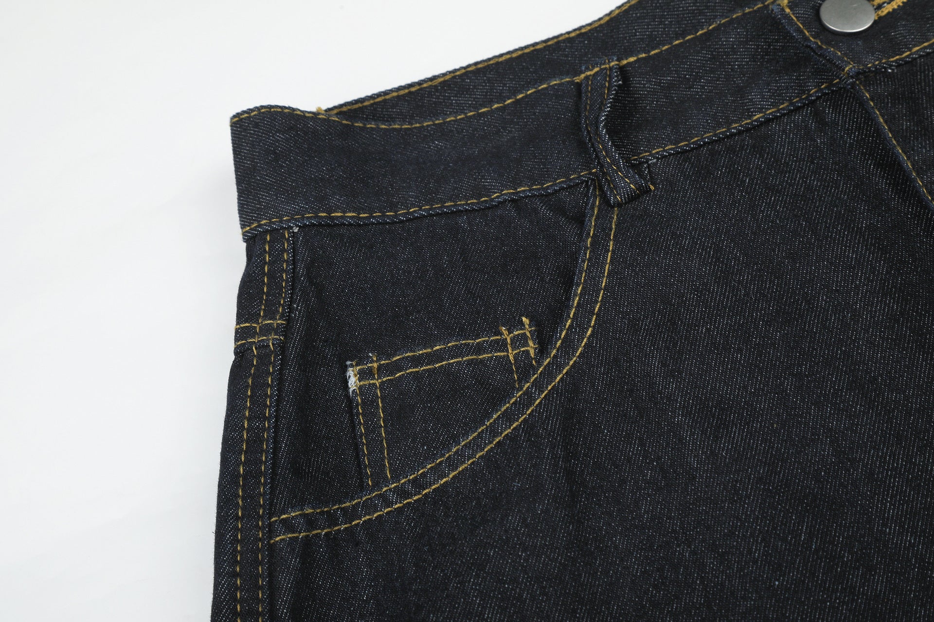 Jean baggy délavé foncé avec bas en fausse fourrure et broderie manuscrite – Coupe ample