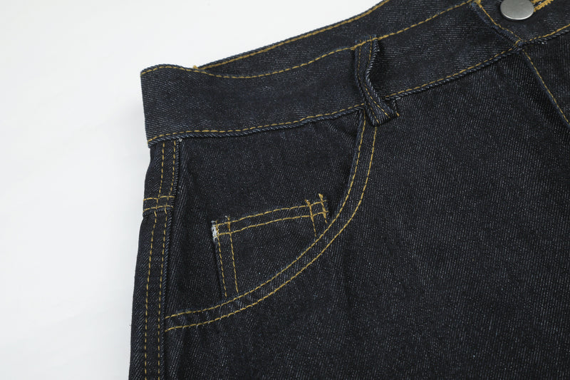 Jean baggy délavé foncé avec bas en fausse fourrure et broderie manuscrite – Coupe ample