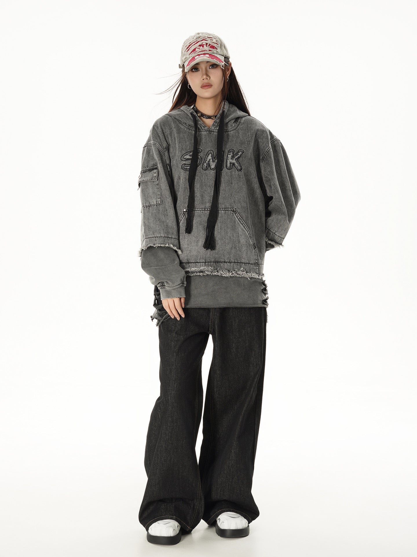 Sweat à capuche en denim délavé et déchiré – Broderie SMK, ourlet brut et détails usés