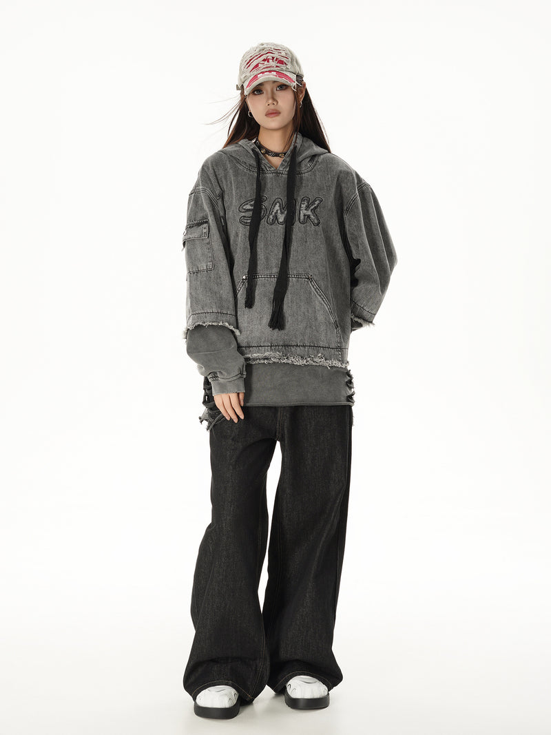 Sweat à capuche en denim délavé et déchiré – Broderie SMK, ourlet brut et détails usés