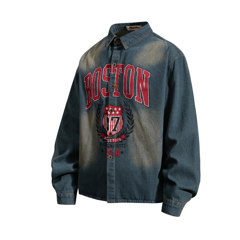 Boston Athletics Oversized-Denimhemdjacke – Vintage-Waschung mit Collegiate-Print