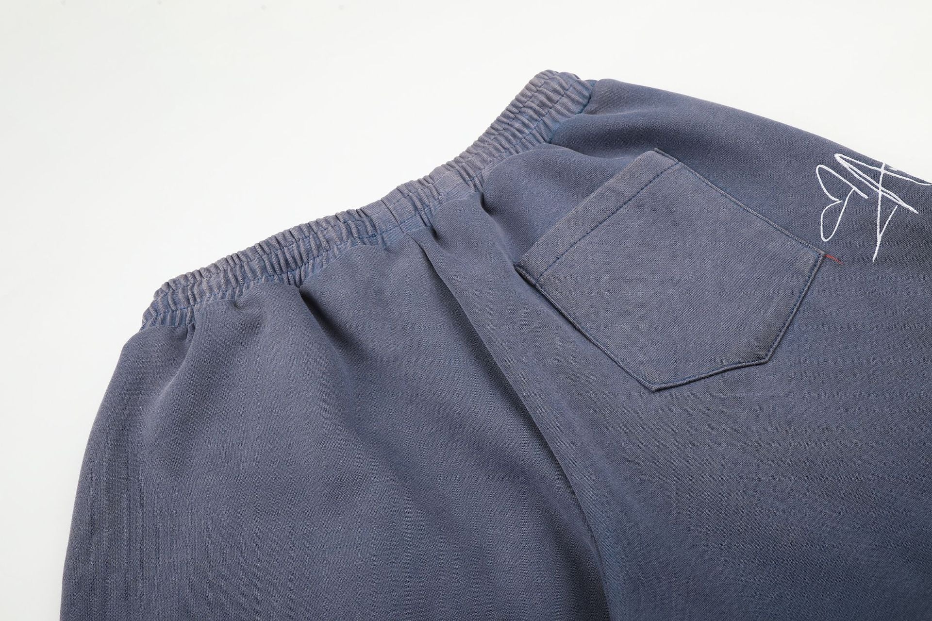 Pantalon de survêtement à jambes larges avec broderies graffiti signature et numéro 26