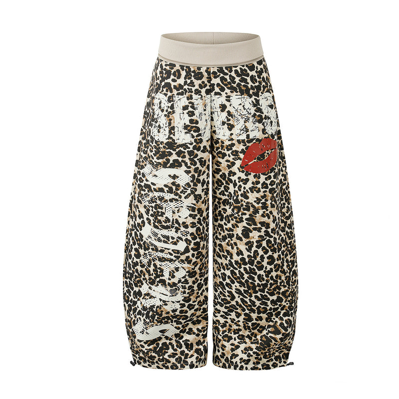 Pantalon à jambes larges imprimé léopard avec motifs lèvres et graffiti — Style street décontracté