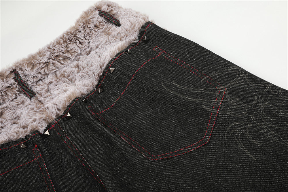 Schwarze Wide-Leg-Jeans mit Kunstfell-Kontrastbund und Nieten-Details