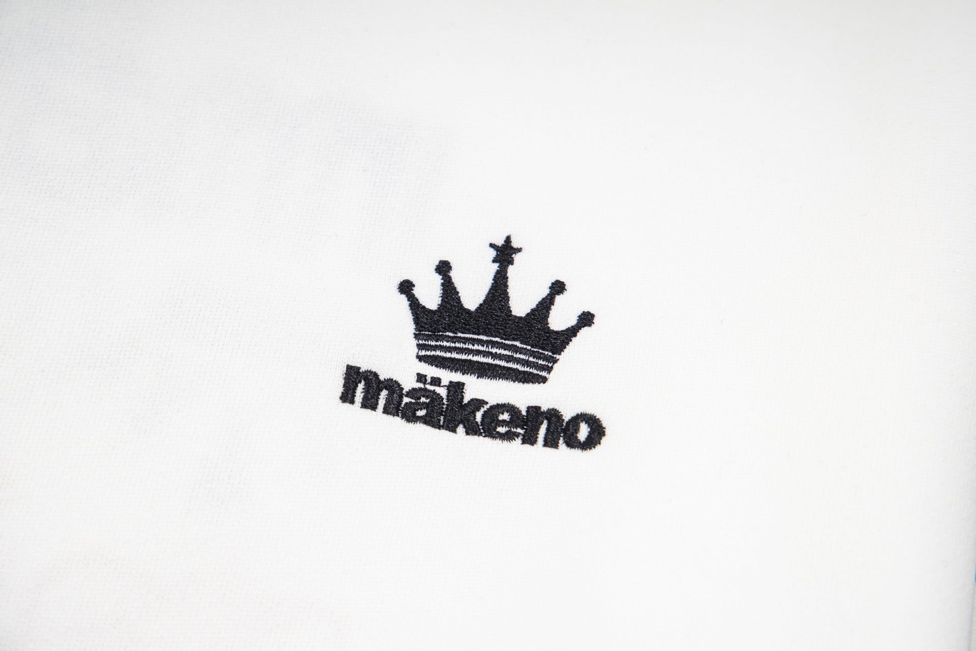 Makeno ヴァーシティストライプ プルオーバーフーディー｜クラウンロゴ・袖ストライプ・バックデザイン
