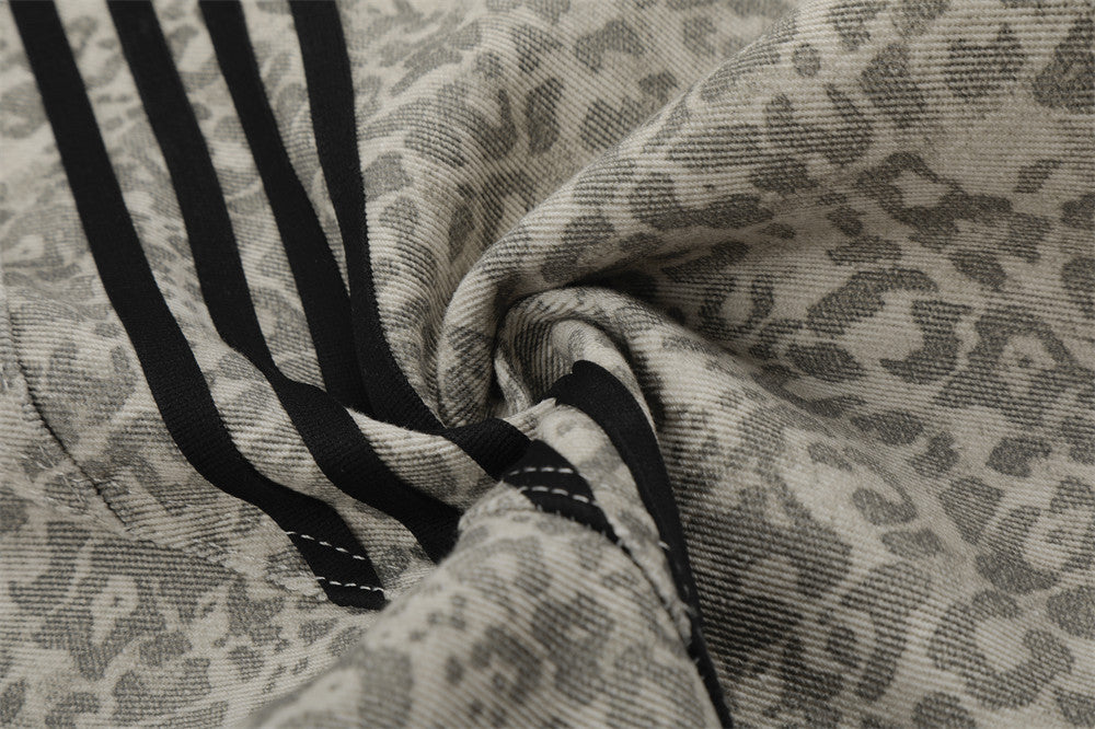 Retro Leopard Print Wide-Leg Baggy Jeans with Contrast Stripe & Pocket Detail