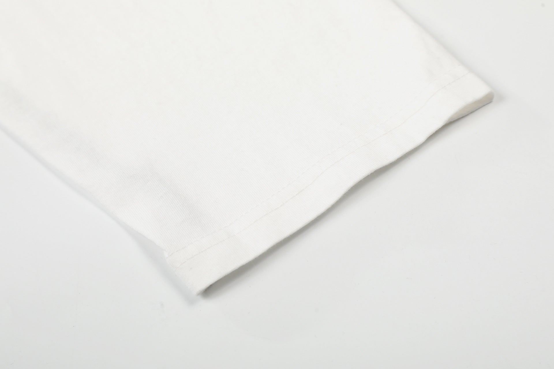 Camiseta de manga larga a rayas con efecto de capas y estampado gráfico trasero